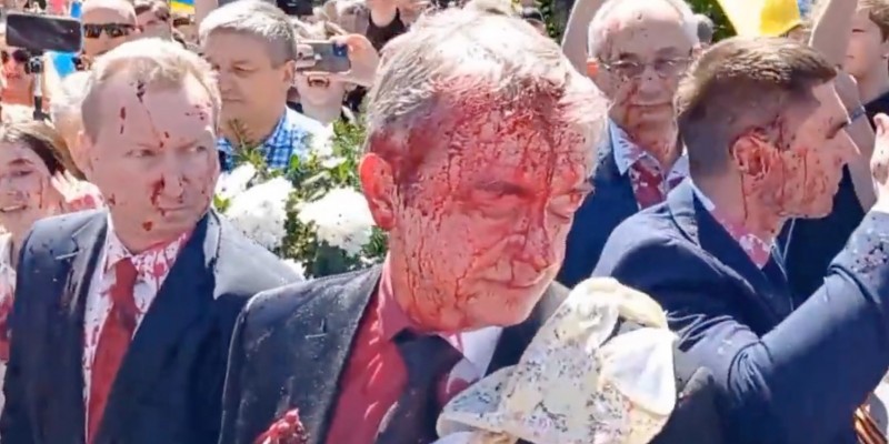 রুশ রাষ্ট্রদূতের মুখে লাল রং ছুড়ে মারলেন বিক্ষোভকারীরা।।