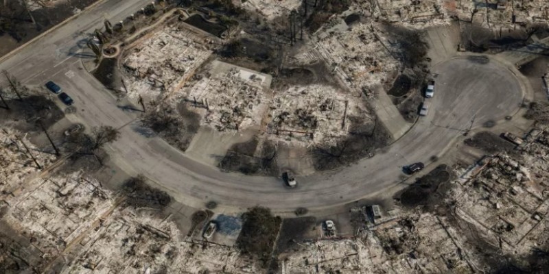 যুক্তরাষ্ট্রের ক্যালিফোর্নিয়ায় ভয়াবহ দাবানল।। পুড়ে গেছে ২০টিরও বেশি বিলাসবহুল বাড়ি