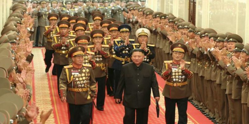 করোনা ঠেকাতে সেনাবাহিনী নামাচ্ছেন কিম জং।।