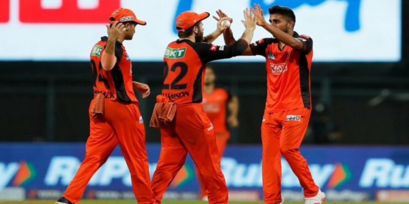 মুম্বাইকে হারিয়ে লড়াইয়ে থাকল হায়দরাবাদও।।