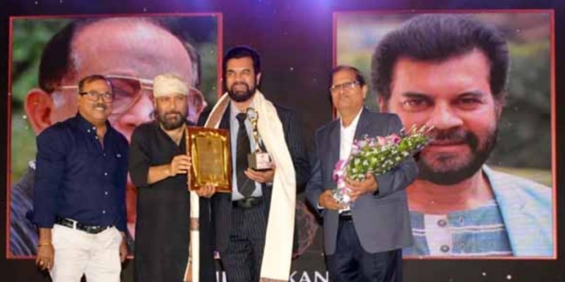 কলকাতায় ‘নায়করাজ রাজ্জাক’ সম্মাননা পেলেন ইলিয়াস কাঞ্চন।।