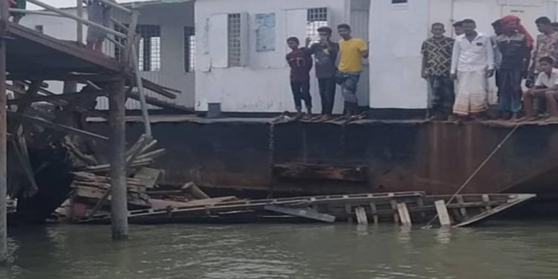 মোংলা-ঘষিয়াখালী রুটে কার্গোর ধাক্কায় নৌকার মাঝি নিহত।।