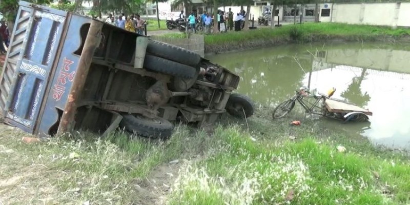 বাগেরহাটে ট্রলির ধাক্কায় ভ্যানের ২ যাত্রী নিহত।।