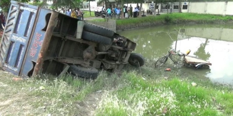 বাগেরহাটে ট্রলির ধাক্কায় ভ্যানের ২ যাত্রী নিহত।।