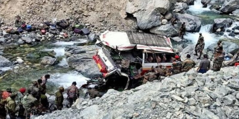 লাদাখে নদীতে সেনাবাহিনীর গাড়ি।।নিহত ৭  