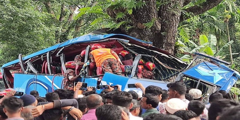 বরিশালে গাছের সঙ্গে বাসের ধাক্কায় নিহত ৭।।গাড়ি কেটে যাত্রীদের উদ্ধার