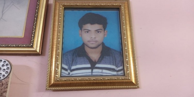 গুগলে দেড় কোটি টাকা বেতনের চাকরী পেলেন ভারতে কলেজে পড়ুয়া তরুন দেবর্ষি মৈত্র॥