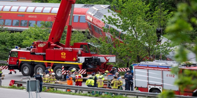 জার্মানিতে ট্রেন লাইনচ্যুত হয়ে নিহত ৪।। আহত ৩০