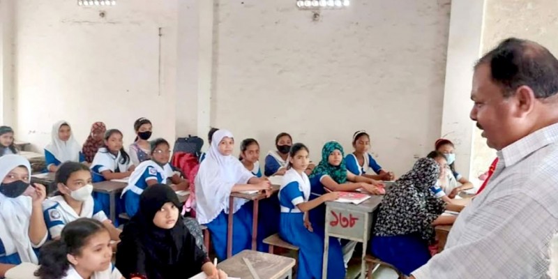 প্রাথমিক বিদ্যালয় আকস্মিক পরিদর্শনে প্রতিমন্ত্রী।।