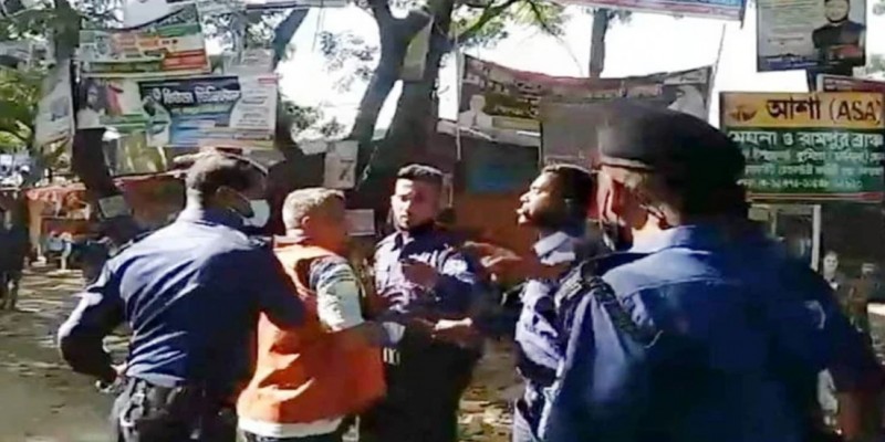 কুমিল্লায় দুই প্রার্থীর সমর্থকদের ধাওয়া-পাল্টা ধাওয়া।।আহত ৩