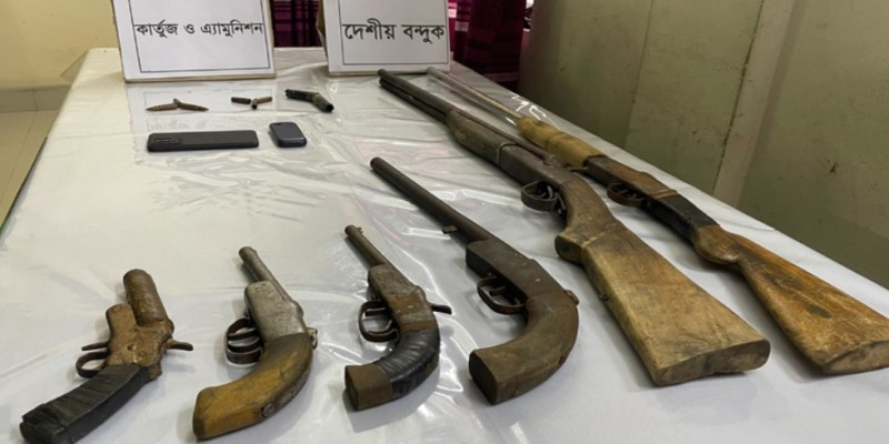 টেকনাফে ৬ আগ্নেয়াস্ত্র-গুলিসহ ব্যবসায়ী আটক।।