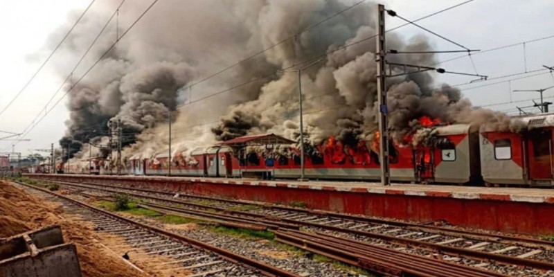 ভারতজুড়ে বিক্ষোভ অব্যাহত।।দেশজুড়ে ৩৫০টি ট্রেন চলাচল বাতিল
