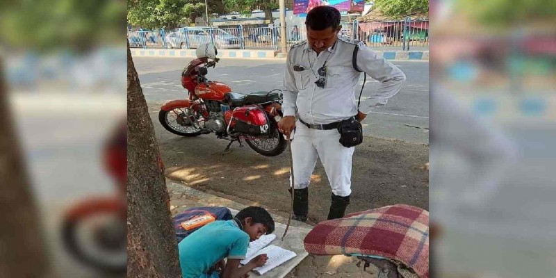 পোশাক পরা অবস্থায় রাস্তায় দাডিয়ে পথ শিশুকে পড়িয়ে আলোচনায় কলকাতা পুলিশের সার্জেন্ট॥