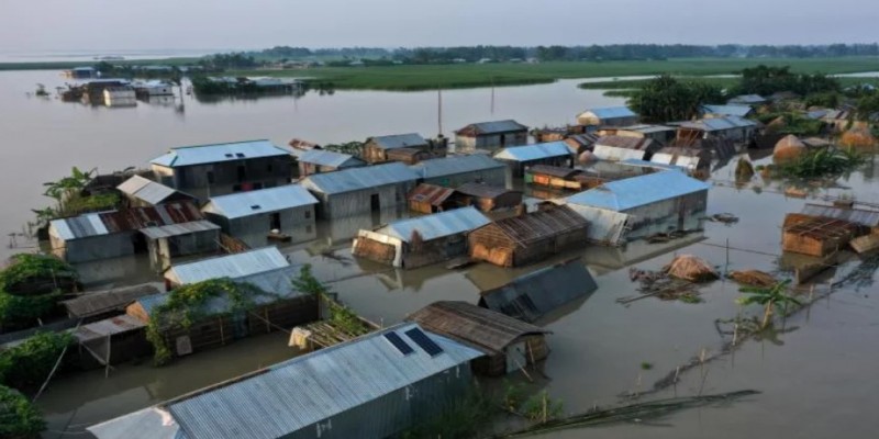 আখাউড়ায় নামতে শুরু করেছে বন্যার পানি।। ক্ষতিগ্রস্তদের সহায়তা