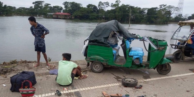 সিলেটে ট্রাক চাপায় মা-ছেলে নিহত।।