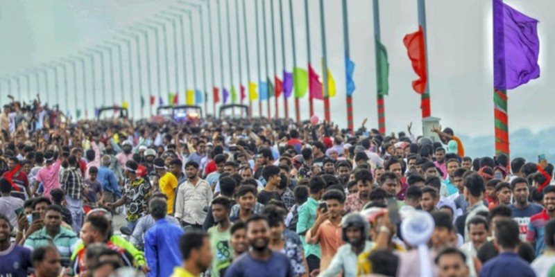 পদ্মা সেতু দেখতে মাওয়া প্রান্তে উৎসুক জনতার ভিড়।।