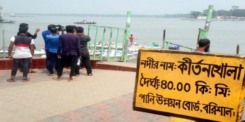 কীর্তনখোলা নদীর পানি বিপৎসীমার উপরে।।