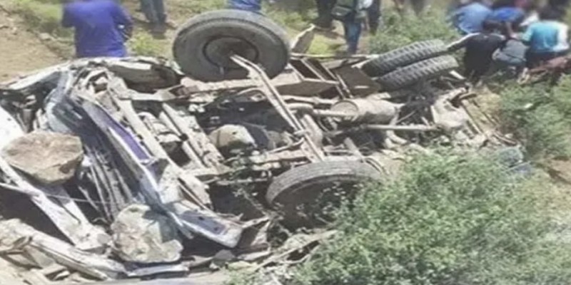 পাকিস্তানে পর্যটকবাহী বাস খাদে।।নিহত ১১  