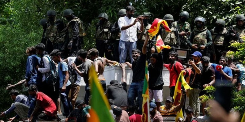 শ্রীলঙ্কার প্রধানমন্ত্রীর কার্যালয়ও দখলে নিলো বিক্ষোভকারীরা।।