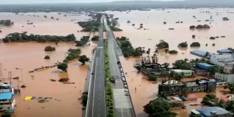 ভারতের পশ্চিমাঞ্চলে দুই দশকের মধ্যে ভয়াবহ বন্যা।।