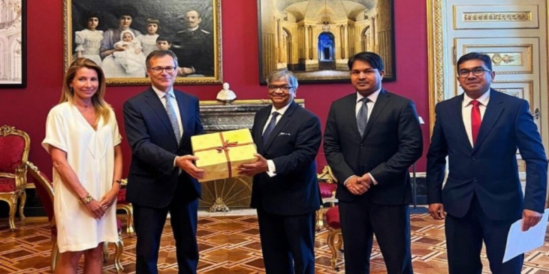 ইতালির রাষ্ট্রপ্রধানদের আম পাঠালেন শেখ হাসিনা।।