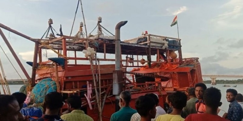 বাংলাদেশ অংশে ভারতীয় জেলেদের মাছ শিকার।।আটক ১৬