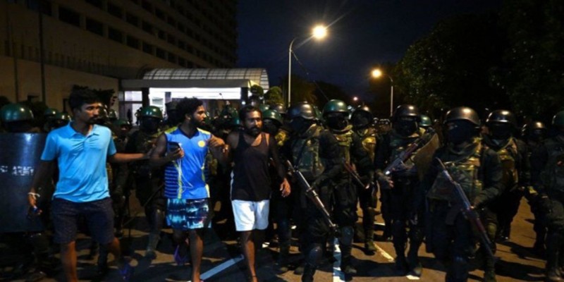 শ্রীলঙ্কায় মূল বিক্ষোভস্থলে সেনা অভিযান।।