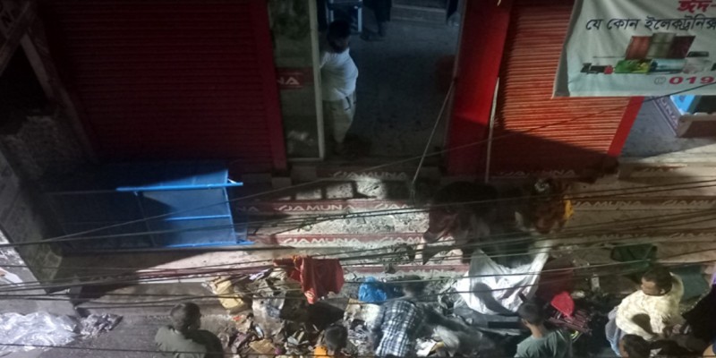 মহাখালীতে আগুনে পুড়ল ইলেকট্রনিক্সের দোকান।।