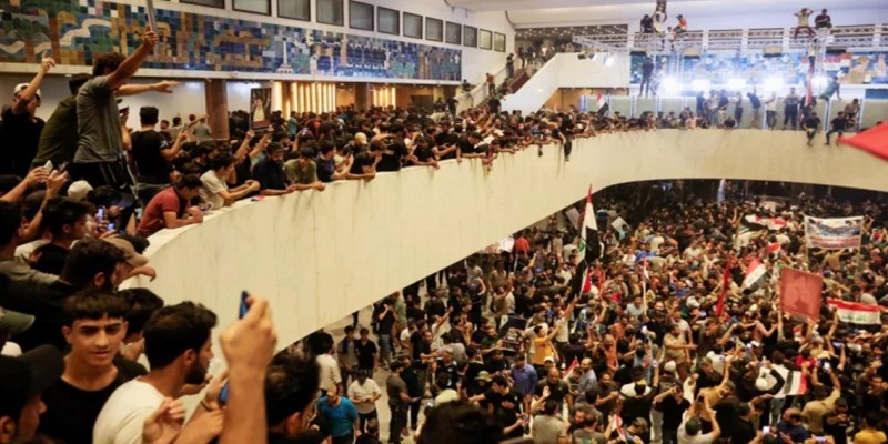 ইরাকে পার্লামেন্টের ভেতরে ঢুকে বিক্ষোভ।।ইরান সমর্থিত দলগুলো