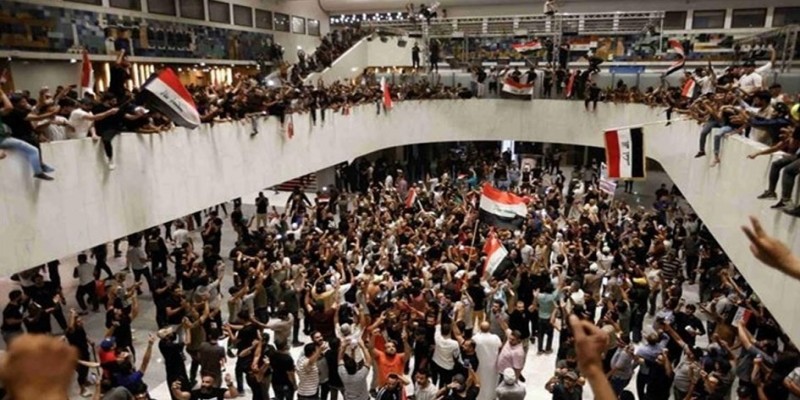 ইরাকের পার্লামেন্টে বিক্ষোভকারীর হামলা॥