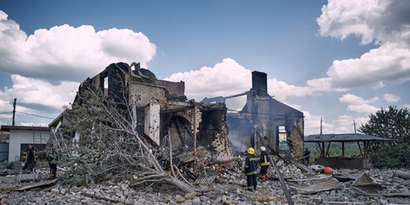 অবিলম্বে দোনেৎস্ক ছাড়ার নির্দেশ জেলেনস্কির।।