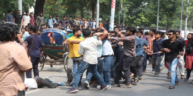 পাথরঘাটায় যুবদলের মিছিলে ছাত্রলীগের হামলা।।আহত ৬