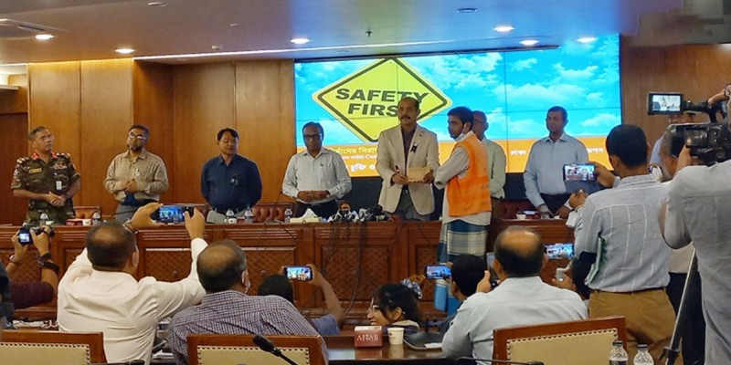 সততার পুরস্কার দিলেন ডিএনসিসি মেয়র আতিকুল॥