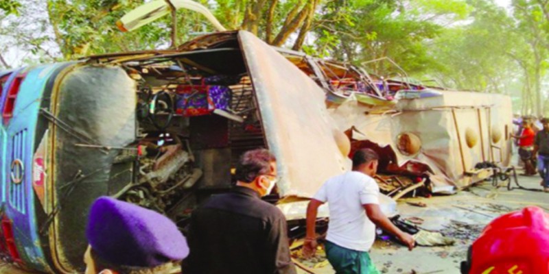 কালীগঞ্জে ট্রাকের ধাক্কায় ট্রাক্টর চালক নিহত।।