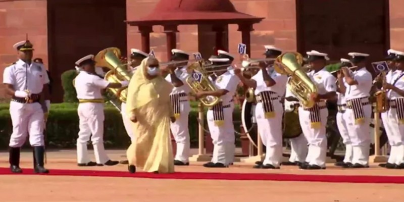 মহাত্মা গান্ধীর সমাধিতে শেখ হাসিনার শ্রদ্ধা