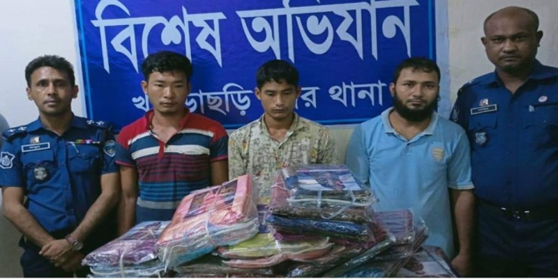 খাগড়াছড়িতে বিপুলসংখ্যক অবৈধ ভারতীয় শাড়িসহ আটক ৩।।