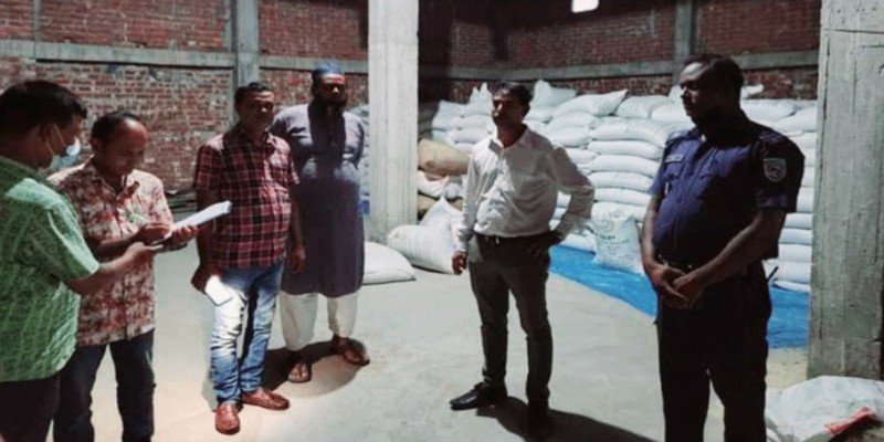 গোবিন্দগঞ্জে ৮০০ বস্তা সার জব্দ।।জরিমানা