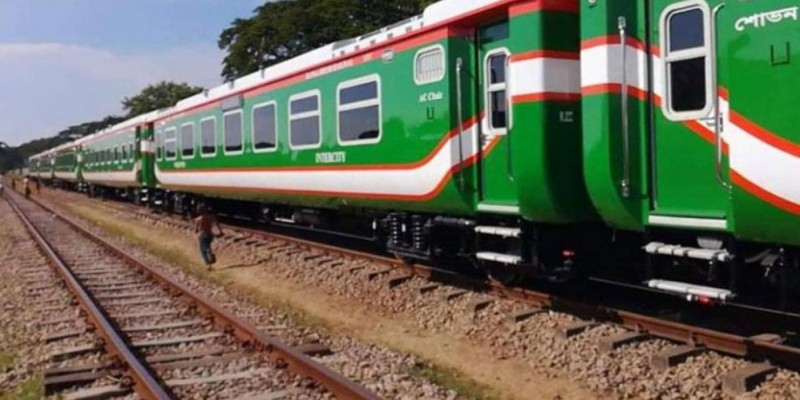 চারঘাটে বাংলাবান্ধার বগি লাইনচ্যুত, রাজশাহীর সঙ্গে সারাদেশের রেল যোগাযোগ বন্ধ।।