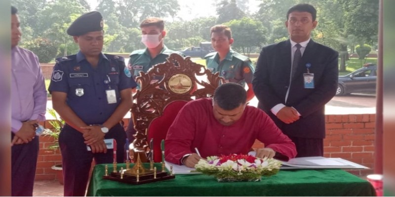 জাতীয় স্মৃতিসৌধে ভারতীয় বিদায়ী হাইকমিশনারের শ্রদ্ধা।।