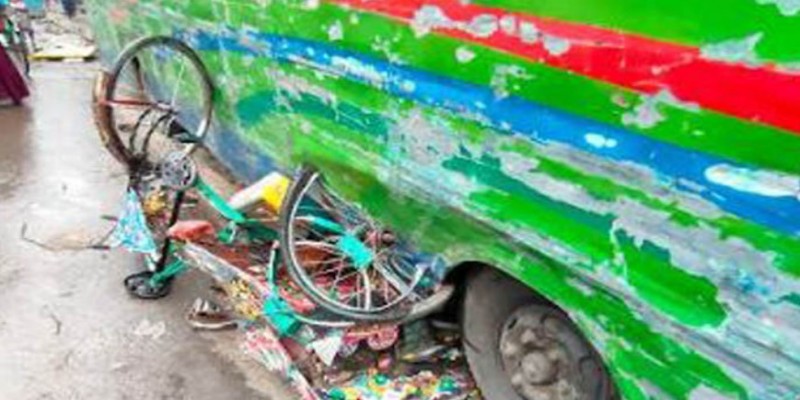 জবির সামনে বাসচাপায় নিহত ১।।আহত ২