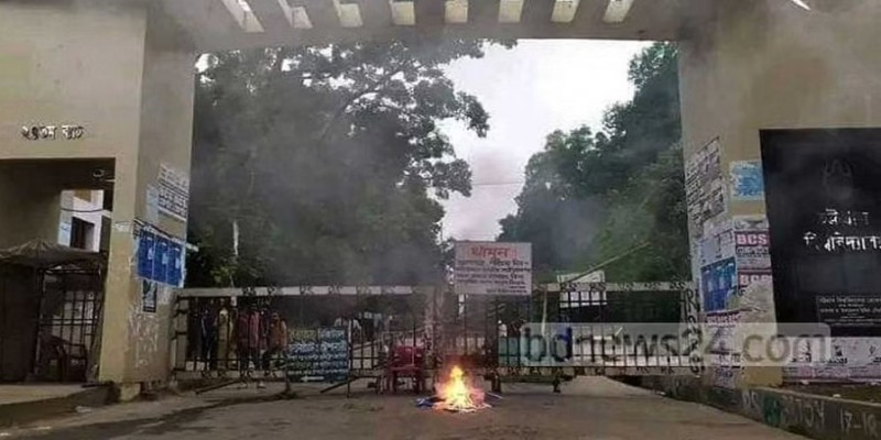 চবি ছাত্রলীগের অবরোধ।। ফটকে তালা, বন্ধ শাটল ট্রেন