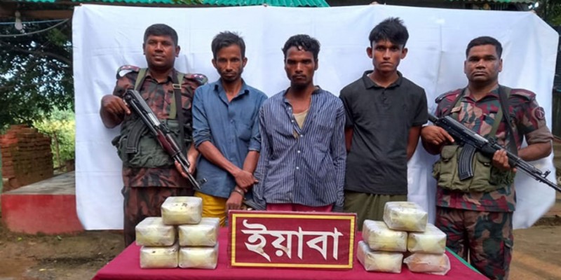 সীমান্ত উত্তেজনায় আসছে ইয়াবা।।আটক তিন রোহিঙ্গা