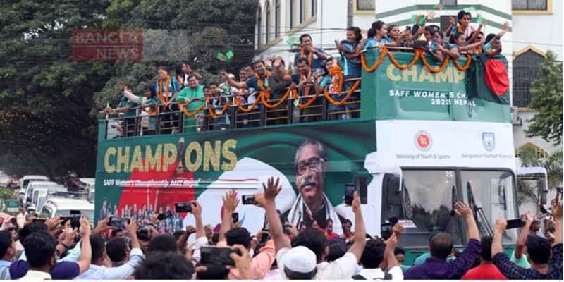 আনন্দ-উল্লাসে ছাদখোলা বাসে টাইগ্রেসদের বিজয় সরণী পার।।