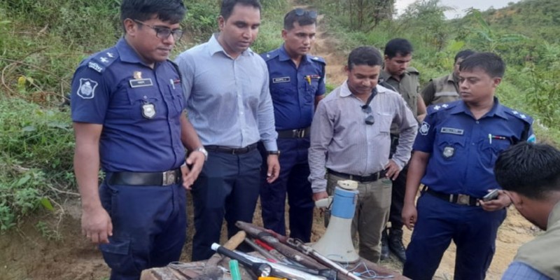 অস্ত্র মিলল উখিয়ায় অবৈধ বালু উত্তলনের আস্তানায় ।।