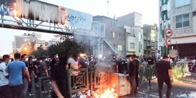 হিজাব ইস্যুতে জ্বলছে ইরান॥ পুলিশের গুলিতে নিহত ৫০