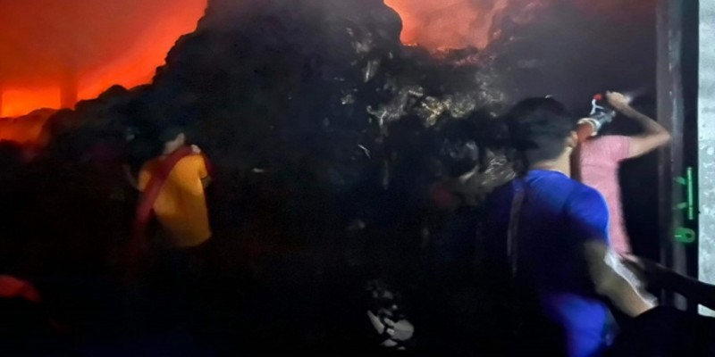 খুলনার ফুলতলায় পাটকলে অগ্নিকাণ্ড।।