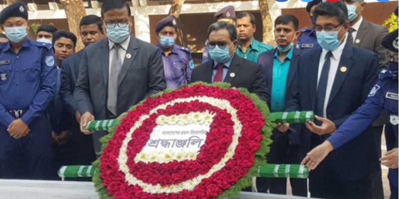 বঙ্গবন্ধুর সমাধিতে বিচারপতির শ্রদ্ধা।।