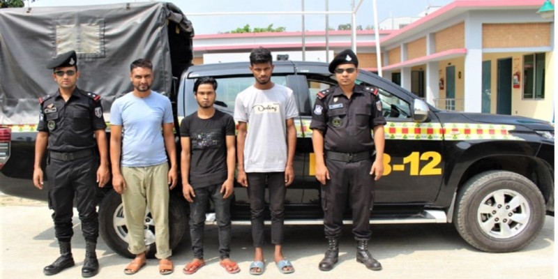 পিকআপ ভ্যানে পাচার হচ্ছিল দেড় মণ গাঁজা।।আটক ৩