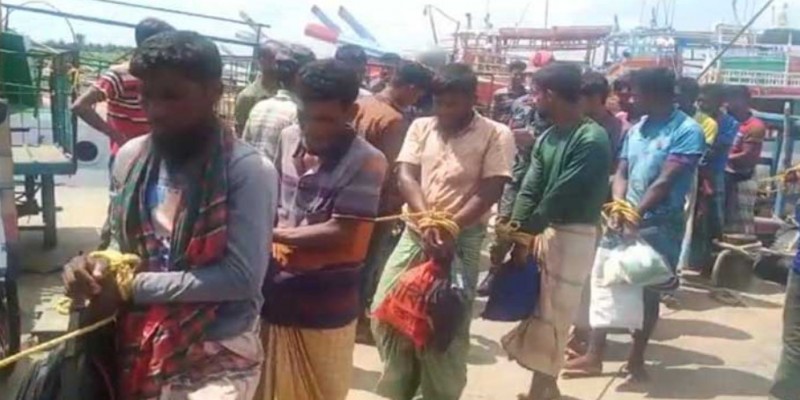 বঙ্গোপসাগরে অবৈধভাবে মাছ শিকার।।৬ রোহিঙ্গাসহ আটক ১৫
