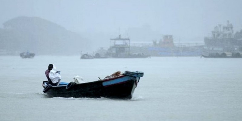১৯ অঞ্চলের নদীবন্দরে সতর্ক সংকেত।।